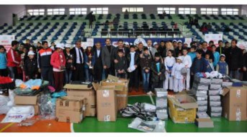 Muş&rsquo;ta SODES Projesi Kapsamında &Ouml;ğrencilere Spor Malzemesi Dağıtıldı