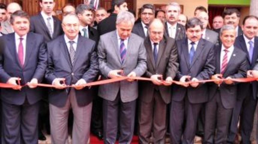 Başbakan Yardımcısı Arın&ccedil;, Hafsa Sultan Şifahanesi Tıp Tarihi M&uuml;zesi'ni A&ccedil;tı