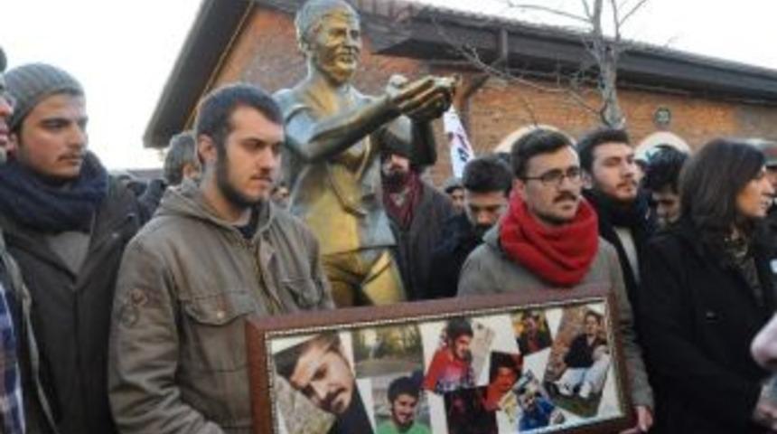 Ali İsmail'in Heykeli Yoğun Katılımla A&ccedil;ıldı