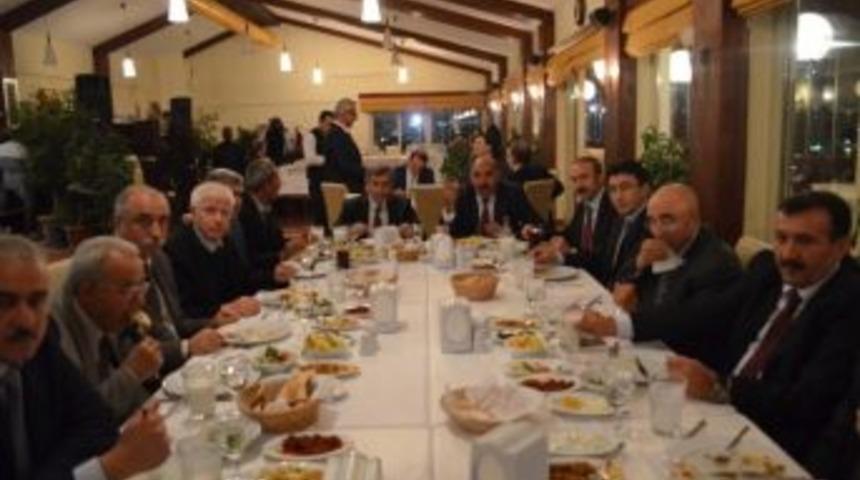 2 İl&ccedil;e Yemekte Hasret Giderdi