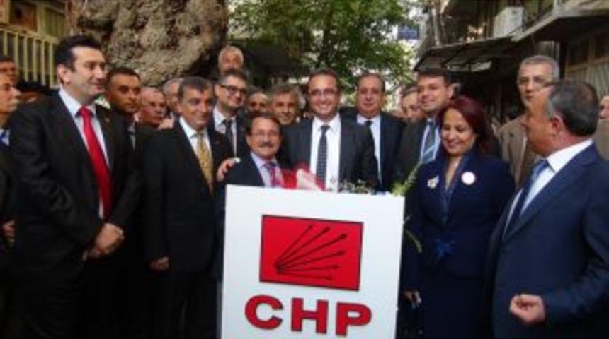 Tezcan: Başbakan Gittiği Her Yerde Bir Diktat&ouml;r Edasıyla Karşılanmak Istiyor