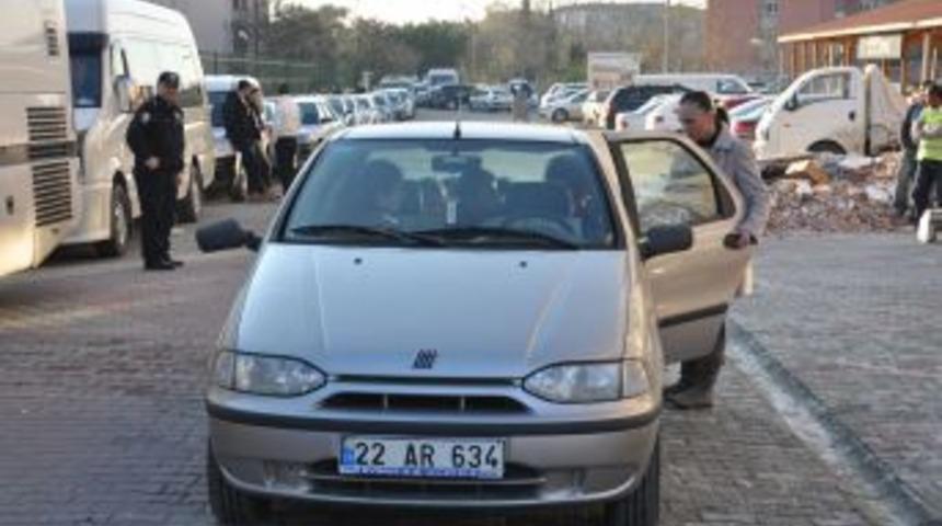 &Ouml;fkeli Taraftarlar I&ccedil;inde &Ccedil;ocukların Bulunduğu Araca Saldırdı