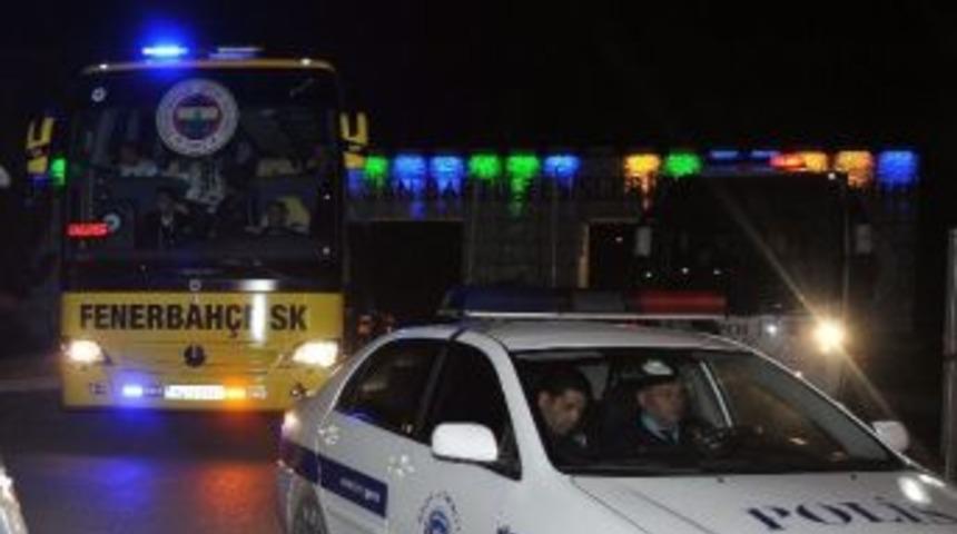 Fenerbah&ccedil;e Ve Beşiktaş, Derbi İ&ccedil;in Stada Hareket Etti