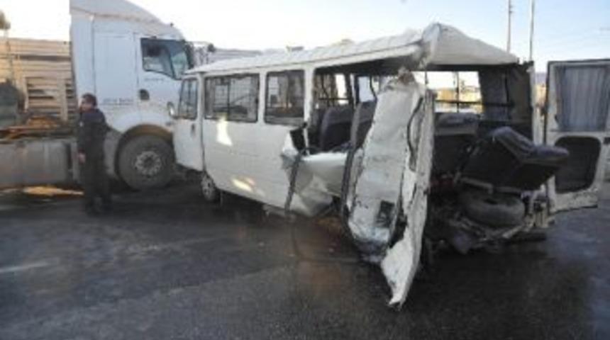 İşçi Servisini Biçen Tır Şoförü Tutuklandı