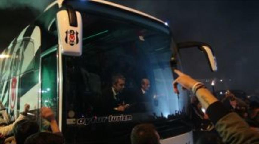 Takımlar, Ş&uuml;kr&uuml; Sara&ccedil;oğlu Stadı'na Giriş Yaptı