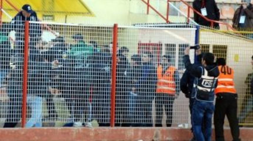 Taraftar Kavga Etti 1 Polis Hafif Yaralandı