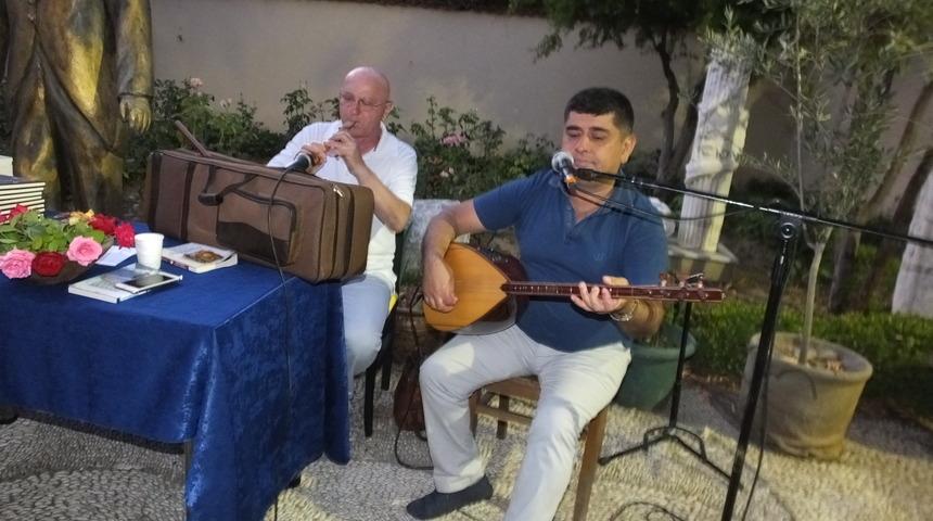 Edremit'te şairler sazlı s&ouml;zl&uuml; şiir gecesinde buluştu