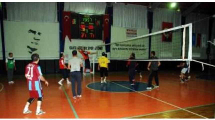 Kurum Amirleri Ve &Ouml;ğretmenler Voleybol Ma&ccedil;ında Karşılaştı