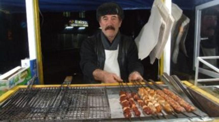 Soğuğa Rağmen Ciğer Kebabı Yok Satıyor