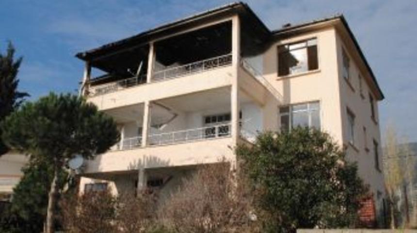 Yanan evden 2 ceset &ccedil;ıktı