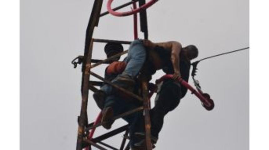 31 Bin 500 Volt Elektrik Akımına Kapılan İş&ccedil;i 18 Metrede Asılı Kaldı