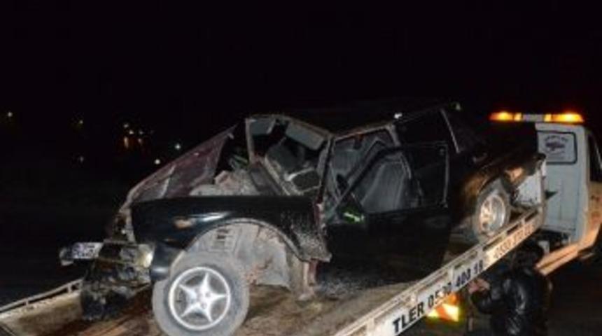 Otomobil Sinyalizasyon Panosuna &Ccedil;arpan Ara&ccedil; Hurdaya D&ouml;nd&uuml;: 2 Yaralı