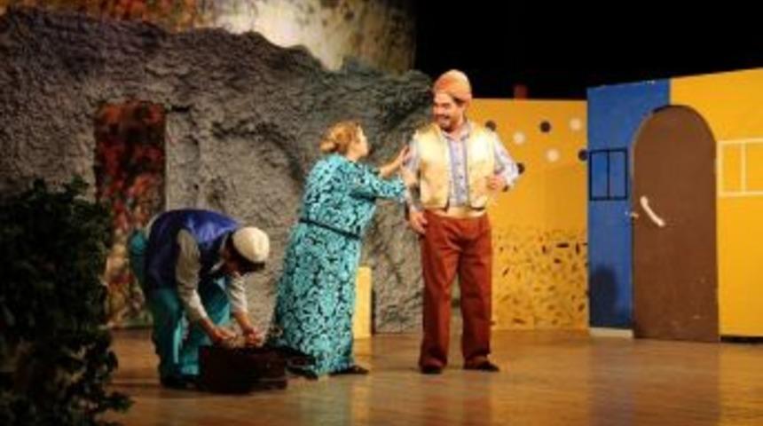 Tiyatro Perdesi &Ccedil;ocuklar İ&ccedil;in A&ccedil;ıldı