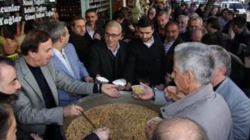 Başkan &Ouml;zgen Keskin Aşure Dağıttı