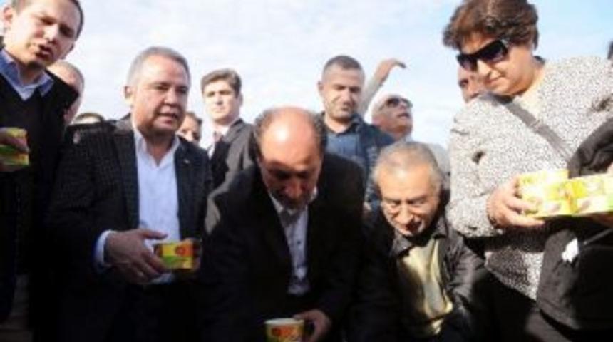 Beş Bin Kişiye Aşure Dağıtıldı