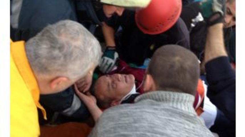 &Ouml;zel Halk Otob&uuml;s&uuml; Aşırı Hız Sonucu Kaza Yaptı: 5 Yaralı