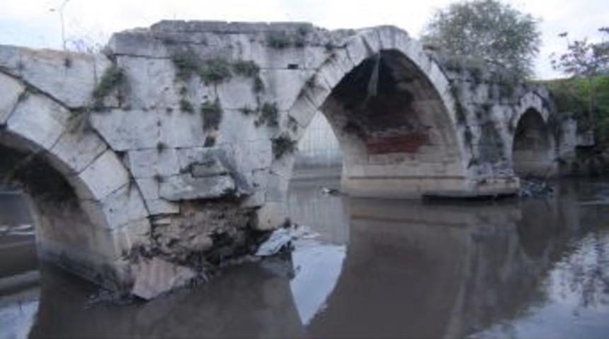 Papaz K&ouml;pr&uuml;s&uuml; Onarılmayı Bekliyor