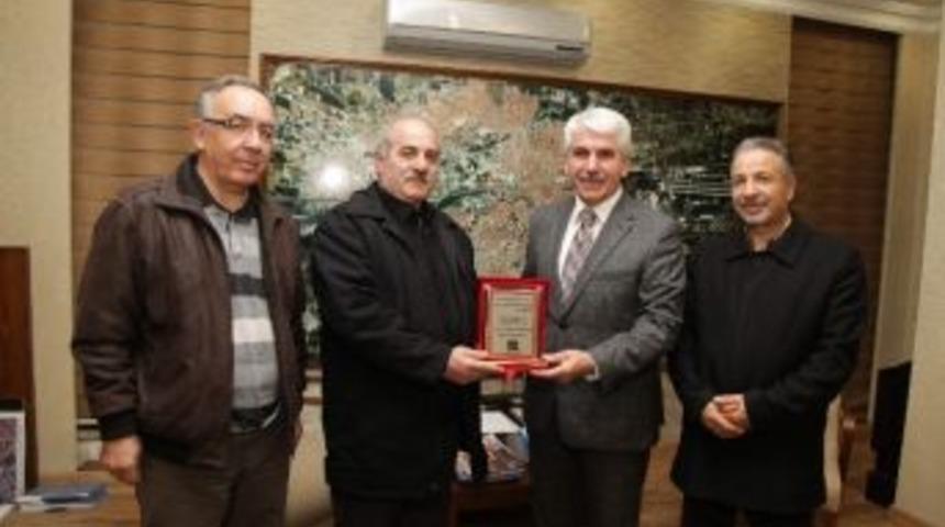 &Uuml;&ccedil; Saraylılar Derneği Başkan Sakallı&rsquo;yı Ziyaret Etti