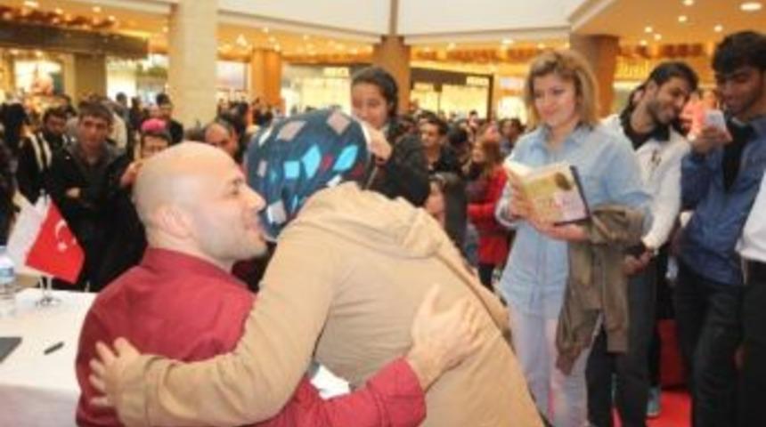 &Uuml;nl&uuml; Yazar Kahraman Tazeoğlu Şanlıurfa'da Kitaplarını İmzaladı