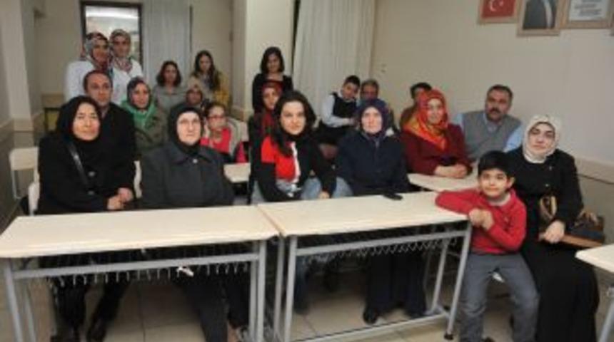 Dershanede Bir Araya Gelen Veliler, Kapatma Girişimine Karşı &Ccedil;ıktı