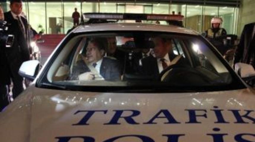 Bakan G&uuml;ler&rsquo;den Polis Aracında Emniyet Kemeri Uyarısı