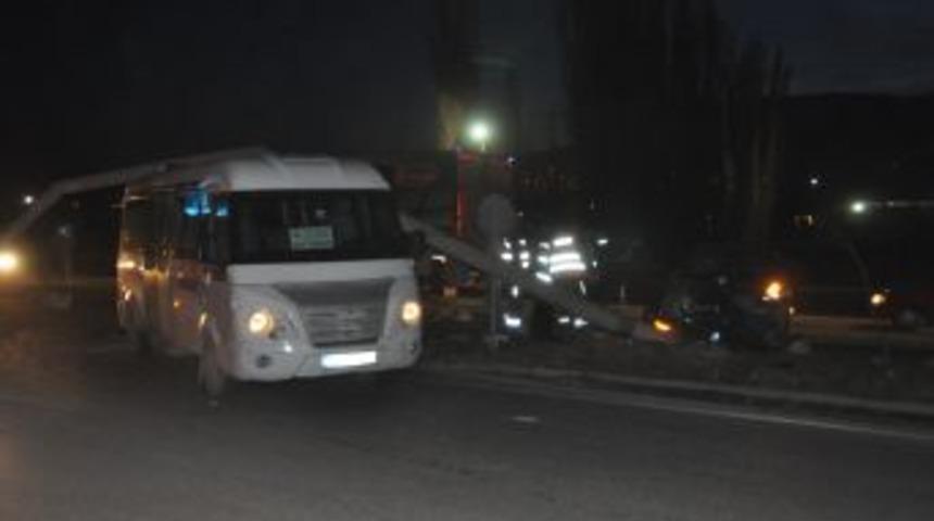 &Ouml;ğrenci Servisinin &Uuml;zerine Elektrik Direği Yıkıldı