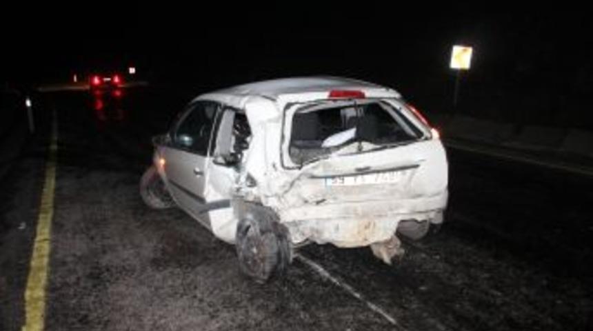 Yola D&ouml;k&uuml;len Yakıt Kazalara Sebep Oldu; 5 Yaralı