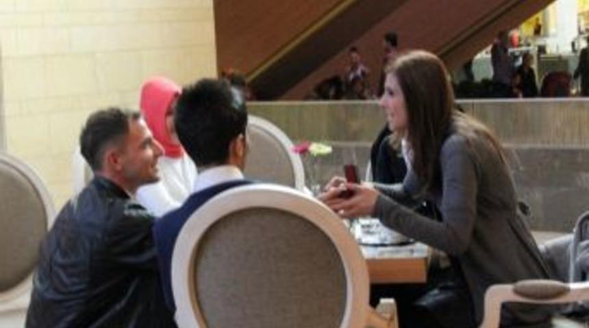 Diz &Ccedil;&ouml;kt&uuml;, Pankart A&ccedil;tı, Başından Aşağı G&uuml;ller D&ouml;kerek, &ldquo;benimle Evlenir Misin&rdquo; Dedi