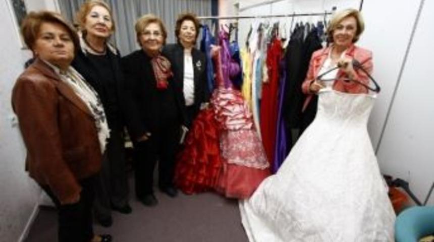 Konak'ın Giysi Bankası'na Kadın Desteği