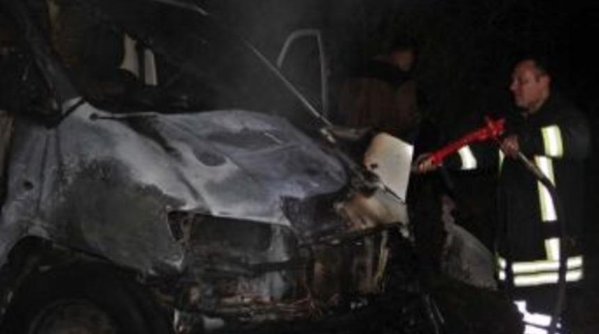 Ağaca Çarpan Buğday Yüklü Kamyonet Yandı