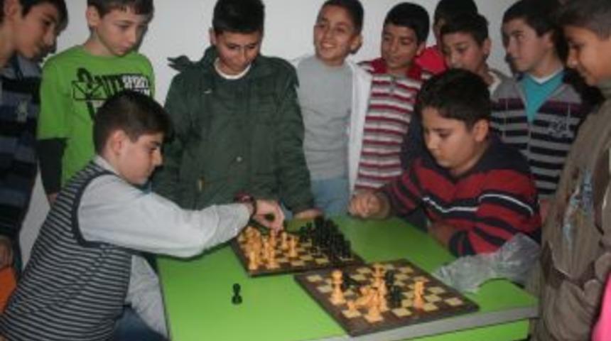 NEV-DER, Dershaneye Gidemeyen &Ouml;ğrencileri &Uuml;cretsiz Eğitiyor