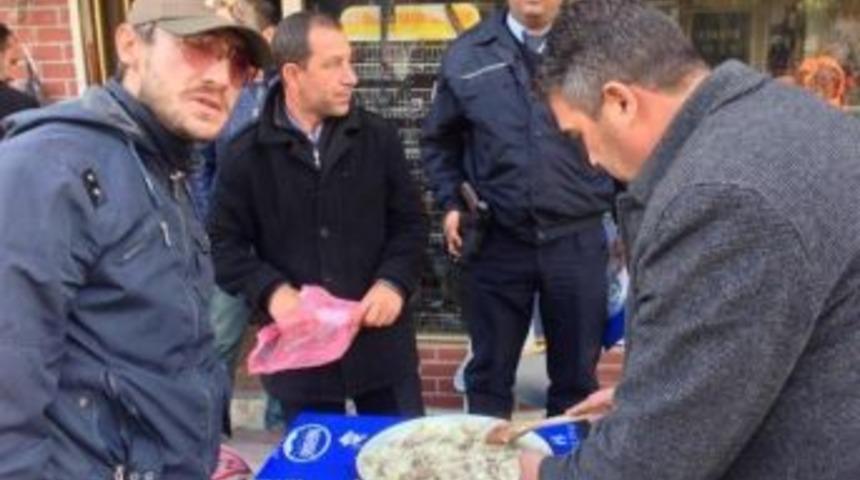 Vurdukları Kuşlardan Pilav Yapıp Dağıttılar