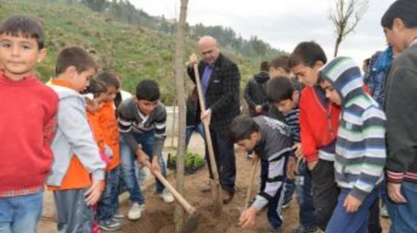 &Ccedil;iğli'de &Ccedil;ocuklar Kendi &Ccedil;i&ccedil;eklerini Dikti