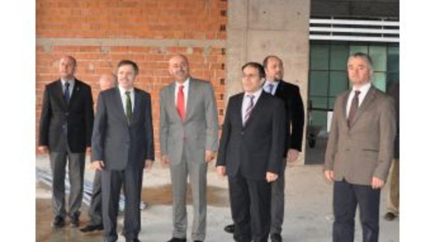 Rekt&ouml;r &Ccedil;elik Ve T&Uuml;PRAG Yetkilileri &Uuml;niversite Inşaatını Inceledi