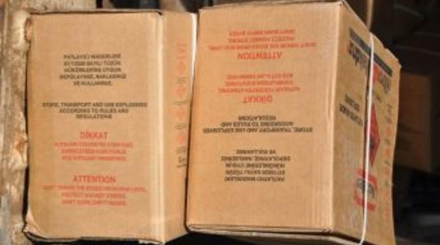 Dinamit Y&uuml;kl&uuml; Minib&uuml;s Tır&rsquo;a &Ccedil;arptı