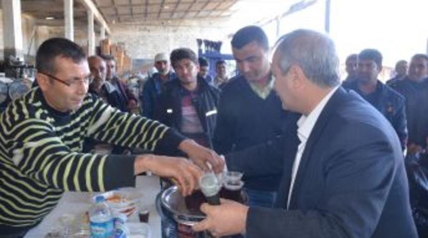 Başkan &Ouml;zgan Personellerine &Ccedil;ay Servisi Yaptı