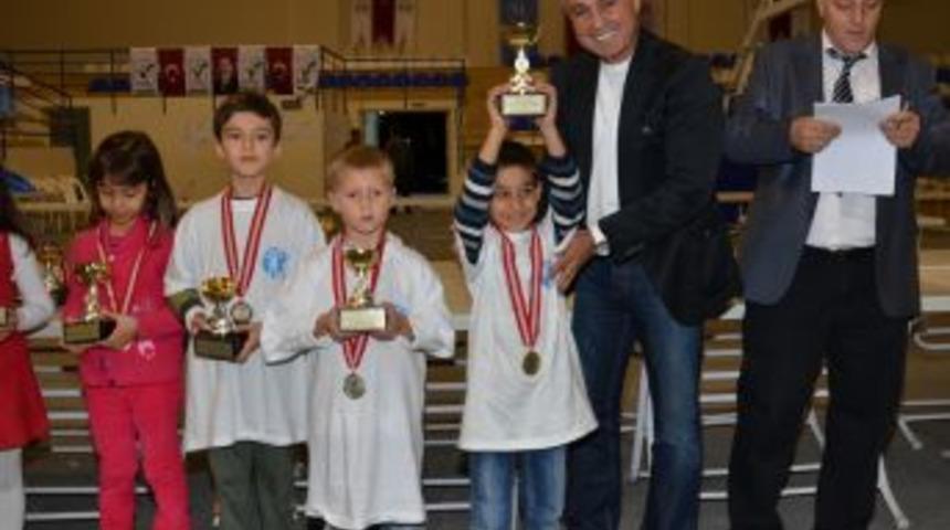 Satran&ccedil; Turnuvasında Dereceye Girenler Madalya Ile &Ouml;d&uuml;llendirildi