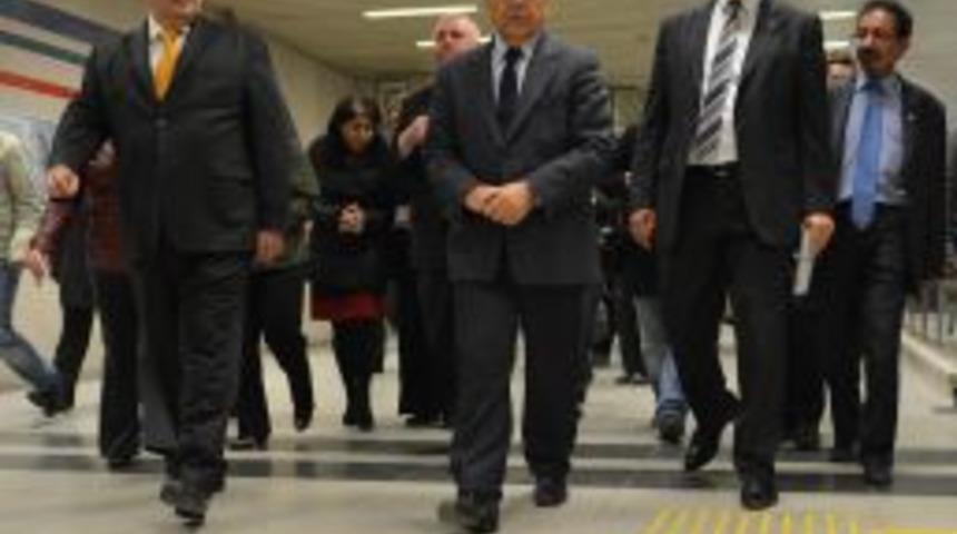 İzmir Metrosu'na 'kırmızı Bayrak' Verildi