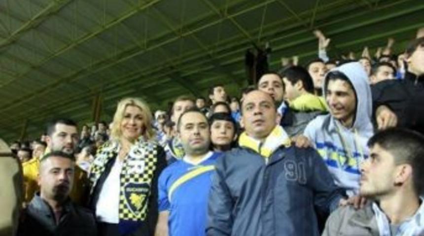 Trib&uuml;nde Bir Başkan Aday Adayı; Aysun &Ouml;nal Uyar