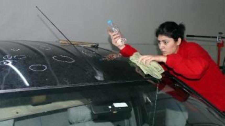 Kaportaya Kadın Eli Değdi