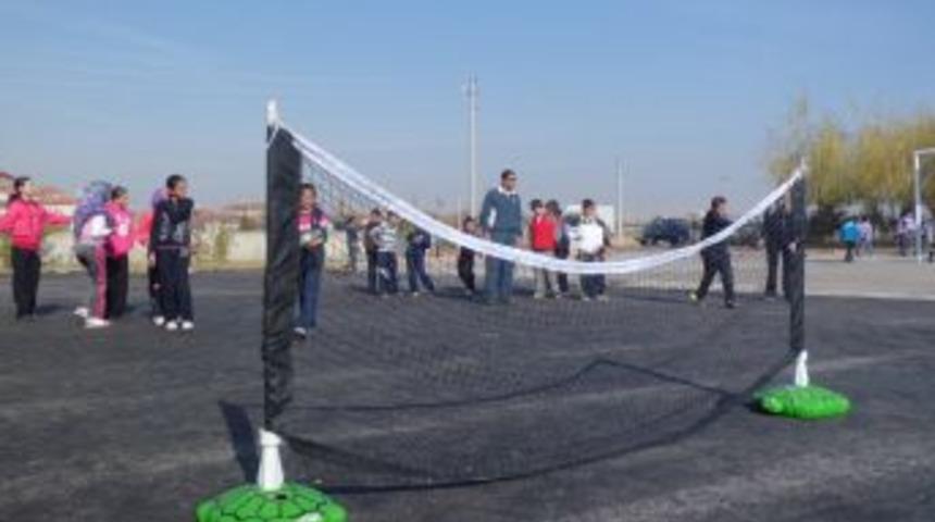 Okul Bah&ccedil;esinde Tenis Keyfi Yaşandı