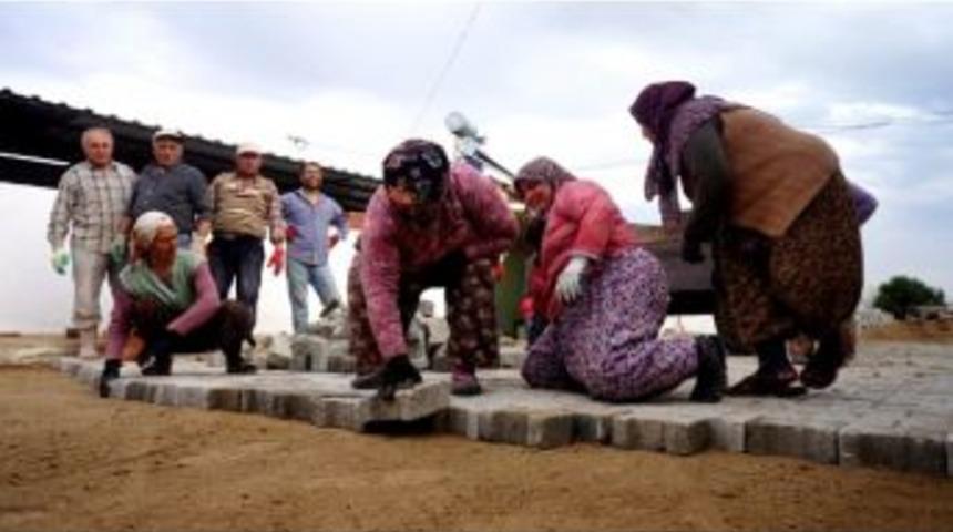 Emcelli K&ouml;y&uuml;&rsquo;n&uuml;n Kadınları Yol Yapımında &Ccedil;alıştı