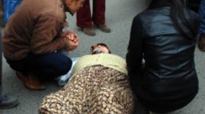 &Ccedil;arptığı Kadının Başında Durup Teselli Vermeye &Ccedil;alıştı