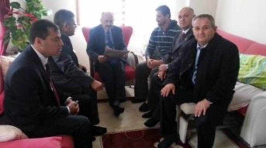 Sağlık Bakanı M&uuml;ezzinoğlu Kaza Yapan Gazeteciyi Ziyaret Etti