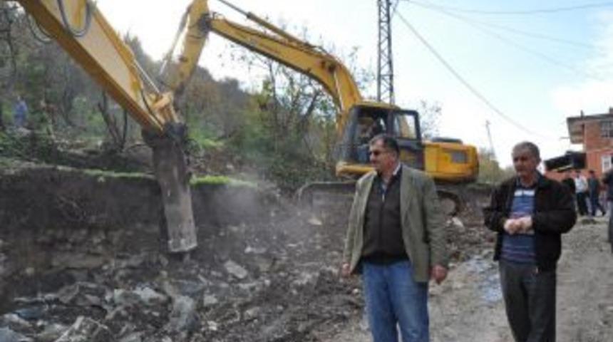 Alaplı Canbazlı k&ouml;y&uuml; yollarını genişletiyor