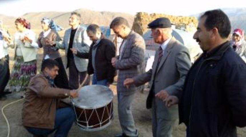 Kaymakam duru k&ouml;y d&uuml;ğ&uuml;nlerinde halay &ccedil;ekti,