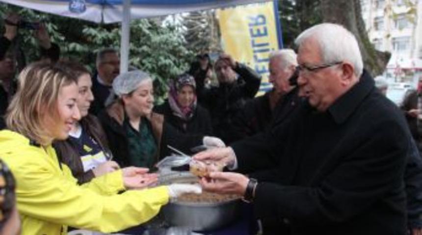 Fenerbah&ccedil;eli Taraftarlar Derneği 1907 Adet Aşure Dağıttı