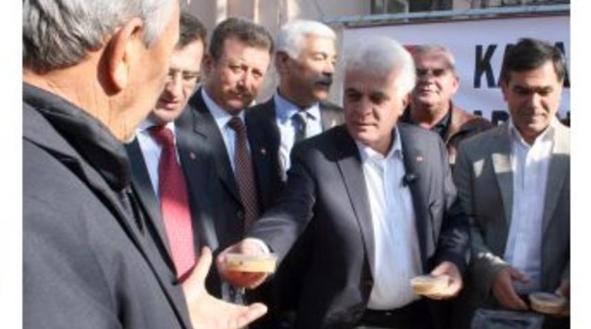 CHP&rsquo;li Kadınlar Halka Aşure Ikram Etti