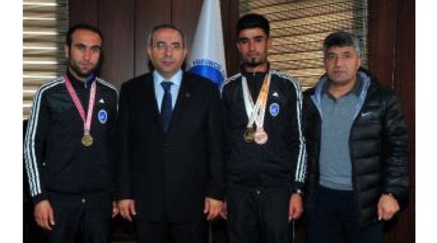 Şampiyonlardan Rekt&ouml;r Battal'a Ziyaret