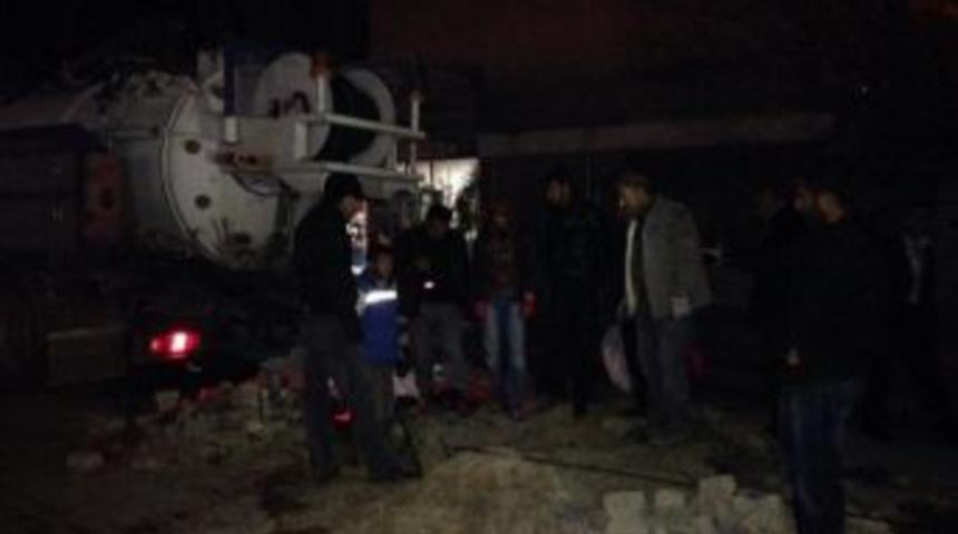 Kanalizasyon Şebekesinden Elbise Par&ccedil;aları Ve &Ccedil;&ouml;p &Ccedil;ıktı